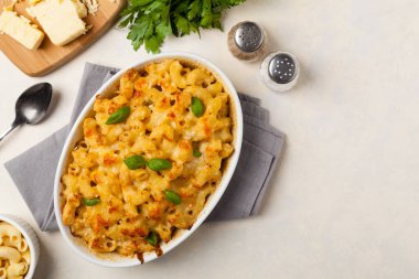 Geleneksel Kuzey Amerika yemeği. Peynirli fırında makarna..