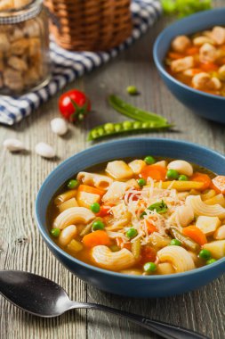 Peynirli makarna çorbası. Doğal ahşap arka plan. Ön görünüm.