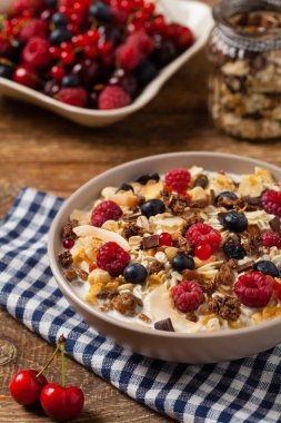 Kahvaltı, müsli, süt ve taze meyve. Ön görünüm.