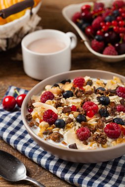 Kahvaltı, müsli, süt ve taze meyve. Ön görünüm.
