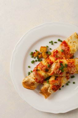 Domates soslu tavuklu fırında krep. Üst görünüm. 