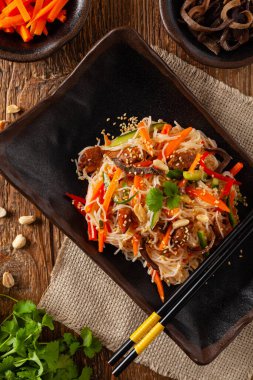 Pirinç erişteli, tavuklu ve naneli doğu salatası. Üst görünüm.