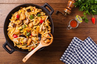 Tavuk, bambu ve mantarlı Endonezya makarnası. Üst görünüm. 