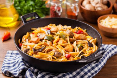 Tavuk, bambu ve mantarlı Endonezya makarnası. Üst görünüm. 