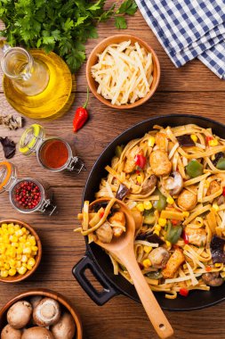 Tavuk, bambu ve mantarlı Endonezya makarnası. Üst görünüm. 