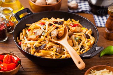 Tavuk, bambu ve mantarlı Endonezya makarnası. Üst görünüm. 