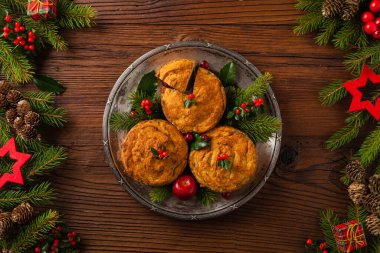 Noel modasında küçük, fırında köfteler. Üst Manzara. Doğal ahşap zemin.