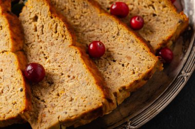 Noel süslemesinde leziz tavuk ve domuz etli börek. Kırsal tarzda. Karanlık arka plan, metal plakalar. Ön görünüm.