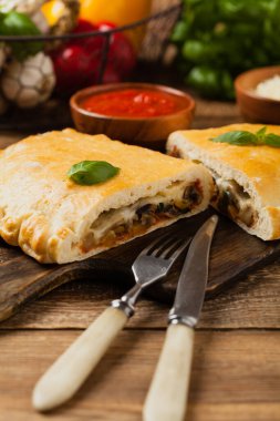 Mantarlı ve jambonlu İtalyan calzone. Ön görünüm. 