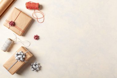 Hediye paketi. Paketleme aksesuarları ve hediyelerle dolu parlak bir arka plan. Yaratıcı kompozisyon. Tarif için yer. Üst görünüm.