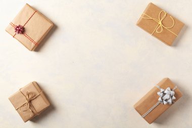 Hediye paketi. Paketleme aksesuarları ve hediyelerle dolu parlak bir arka plan. Yaratıcı kompozisyon. Tarif için yer. Üst görünüm.