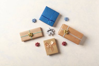 Hediye paketi. Paketleme aksesuarları ve hediyelerle dolu parlak bir arka plan. Yaratıcı kompozisyon. Tarif için yer. Üst görünüm.