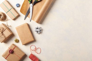 Hediye paketi. Paketleme aksesuarları ve hediyelerle dolu parlak bir arka plan. Yaratıcı kompozisyon. Tarif için yer. Üst görünüm.