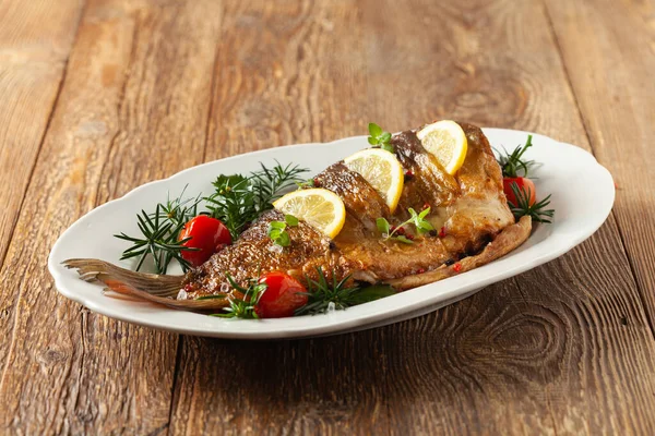 Carpa Frita Entera Sirve Con Tomates Limón Cereza Plato Blanco —  Fotos de Stock