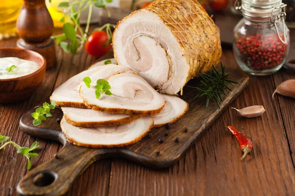 Hele Bacon Roulade Geserveerd Gesneden Vlees Met Witte Saus Vooraanzicht — Stockfoto