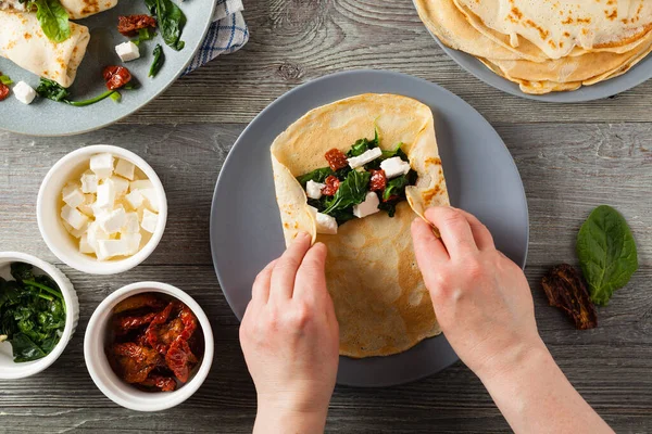 Pannenkoeken Met Spinazie Feta Gedroogde Tomaten Geserveerd Een Grijs Bord — Stockfoto