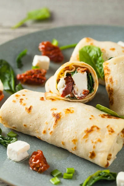 Pannenkoeken Met Spinazie Feta Gedroogde Tomaten Geserveerd Een Grijs Bord — Stockfoto