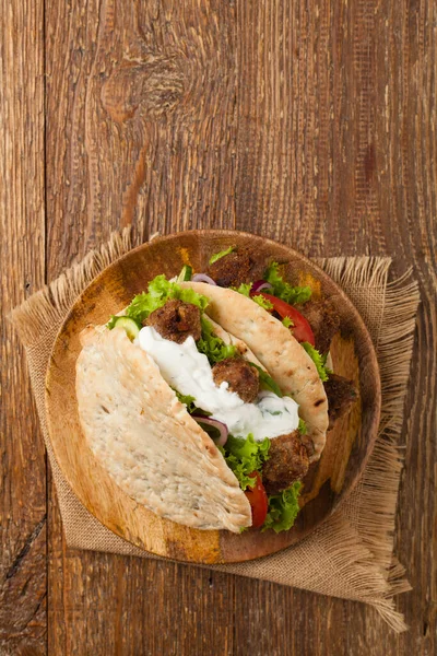 Kebab Kofta在Pita 传统的南欧菜 顶部视图 — 图库照片