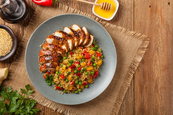 Teriyaki Soslu Izgara Tavuk Göğsü Kahverengi Pirinç Sebzelerle Servis Edilir — Stok fotoğraf