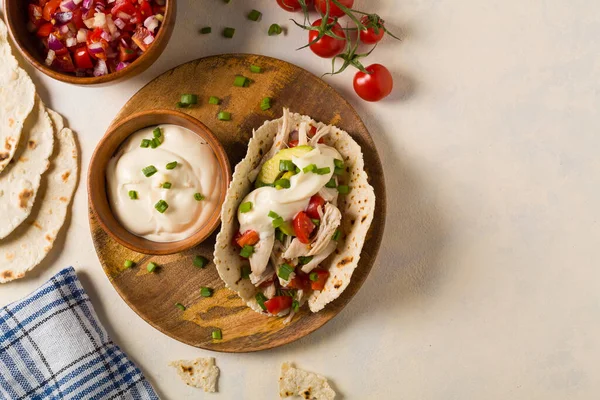 Mini Tortilla Met Tomatensalsa Avocado Gekookte Kip Bovenaanzicht — Stockfoto