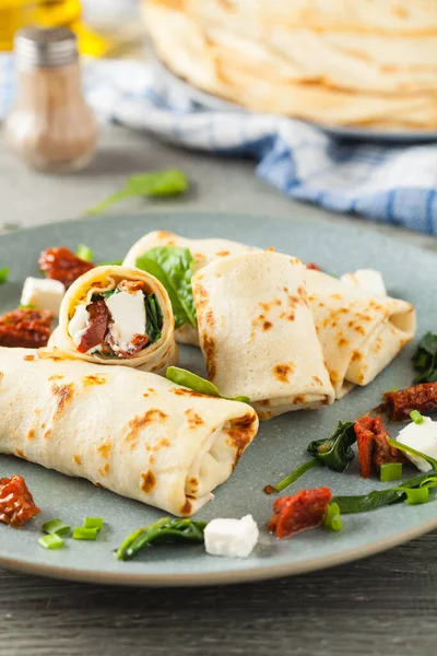 Pannenkoeken Met Spinazie Feta Gedroogde Tomaten Geserveerd Een Grijs Bord — Stockfoto