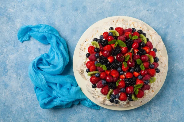 Torta Meringa Pavlova Con Frutta Fresca Vista Dall Alto — Foto Stock