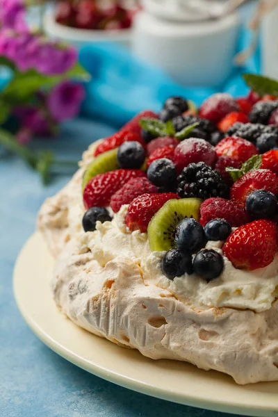 Tort Meringue Pavlova Fructe Proaspete Privire Frontală — Fotografie, imagine de stoc