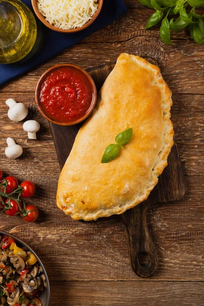 Calzone Italiano Con Champiñones Jamón Vista Superior —  Fotos de Stock