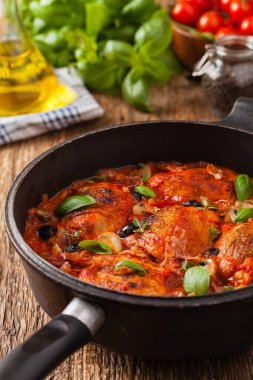 Geleneksel olarak domates soslu tavuk. Ön görünüm. 