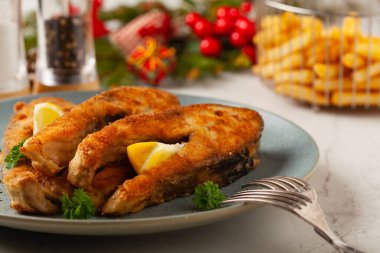 Parça parça sazan balığı, gri bir tabakta servis ediliyor. Parlak bir altyapısı var. Ön görünüm.