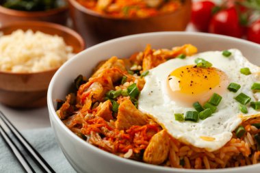 Pirinç ve tavuklu kimçi lahanası. Hafif mermer arka planda beyaz bir kasede servis edilmiş. Ön görünüm.