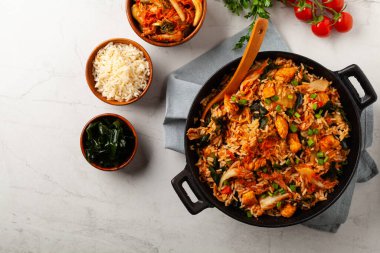 Tavuklu kimçi lahanası. Bir tavada hazır. Üst görünüm.