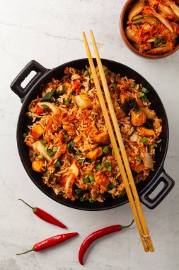 Tavuklu kimçi lahanası. Bir tavada hazır. Üst görünüm.