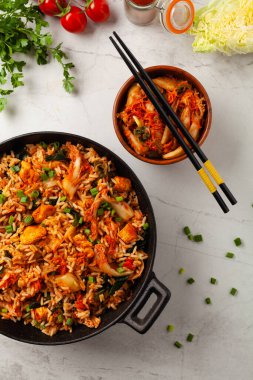 Tavuklu kimçi lahanası. Bir tavada hazır. Üst görünüm.