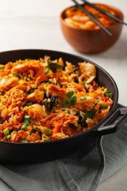 Tavuklu kimçi lahanası. Bir tavada hazır. Ön görünüm.