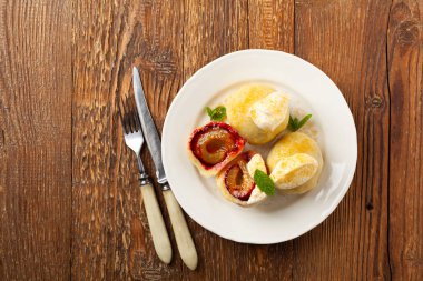 Erikli hamur tatlısı, erik soslu ya da krema ve şekerli. Üst görünüm.