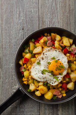 Geleneksel Amerikan haşlaması ve sahanda yumurta. Üst görünüm. 