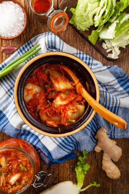 Kimçi lahanası. Bulaşıklara ek olarak mükemmel ya da ayrı ayrı yenmiş. Üst görünüm.