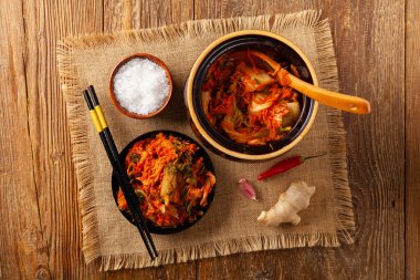 Kimçi lahanası. Bulaşıklara ek olarak mükemmel ya da ayrı ayrı yenmiş. Üst görünüm.