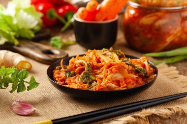 Kimçi lahanası. Bulaşıklara ek olarak mükemmel ya da ayrı ayrı yenmiş. Ön görünüm.