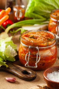 Kimçi lahanası. Bulaşıklara ek olarak mükemmel ya da ayrı ayrı yenmiş. Ön görünüm.