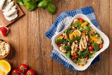 Izgara Halloumi peynirli geleneksel Yunan salatası. Üst Manzara. Düz yatıyordu.