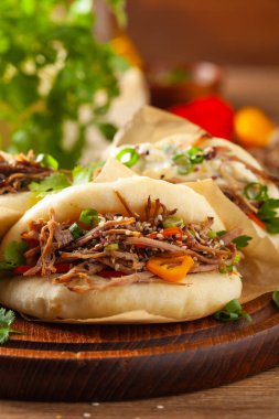 Bao Bao dürümünde domuz eti. Üst görünüm.