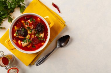 Geleneksel İspanyol gulaş çorbası. Fabada Asturiana. Kapaklı sarı kilden bir çömlekle servis edilmiş. Üst görünüm.