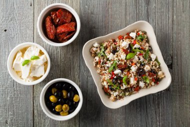 Kırmızı pirinçli moda öğle yemeği, sebze ve sebze karışımı. Üst Manzara. Gri ahşap arka planda beyaz kasede servis ediliyor.. 