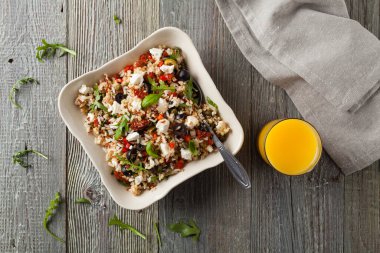 Kırmızı pirinçli moda öğle yemeği, sebze ve sebze karışımı. Üst Manzara. Gri ahşap arka planda beyaz kasede servis ediliyor.. 