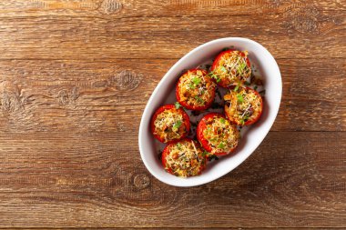 Fırında doldurulmuş domates. Cırcır böcekleriyle dolu. Tabağın üst görünümü.