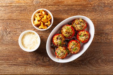 Fırında doldurulmuş domates. Cırcır böcekleriyle dolu. Tabağın üst görünümü.