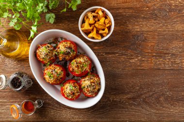 Fırında doldurulmuş domates. Cırcır böcekleriyle dolu. Tabağın üst görünümü.