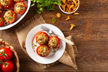 Fırında doldurulmuş domates. Cırcır böcekleriyle dolu. Tabağın üst görünümü.